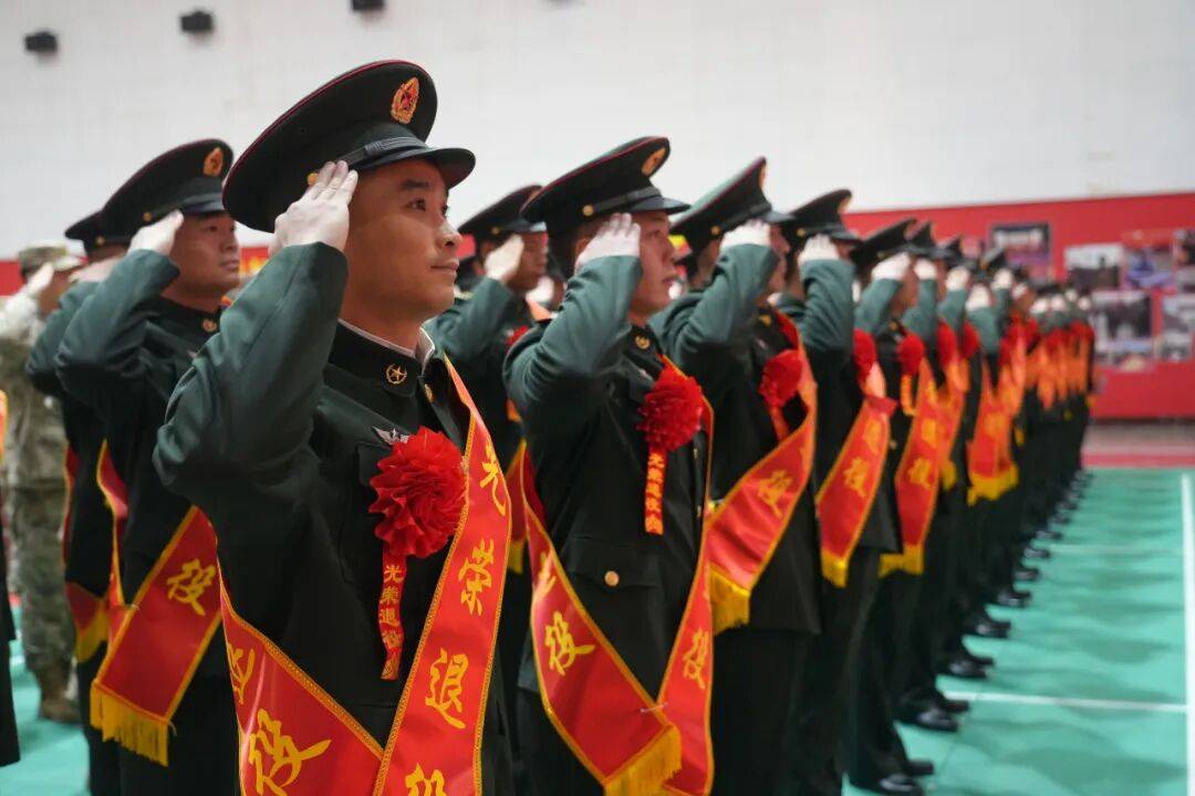 向军旗告别！中部战区部队隆重举行冬季士兵退役仪式