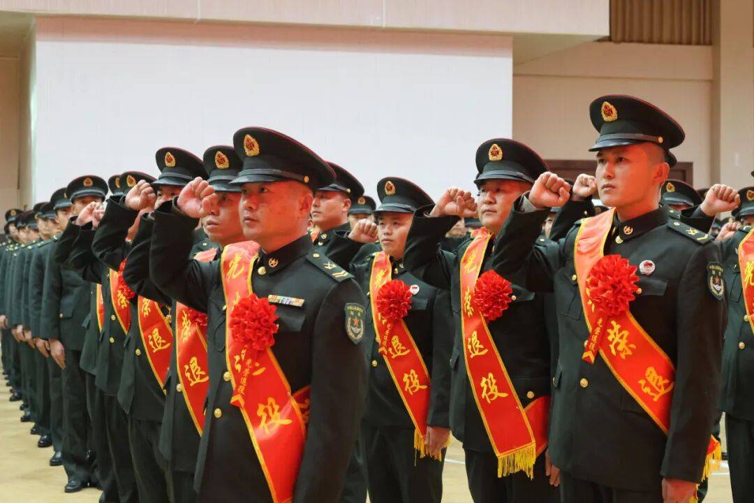 向军旗告别！中部战区部队隆重举行冬季士兵退役仪式