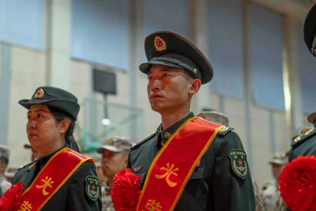向军旗告别！中部战区部队隆重举行冬季士兵退役仪式