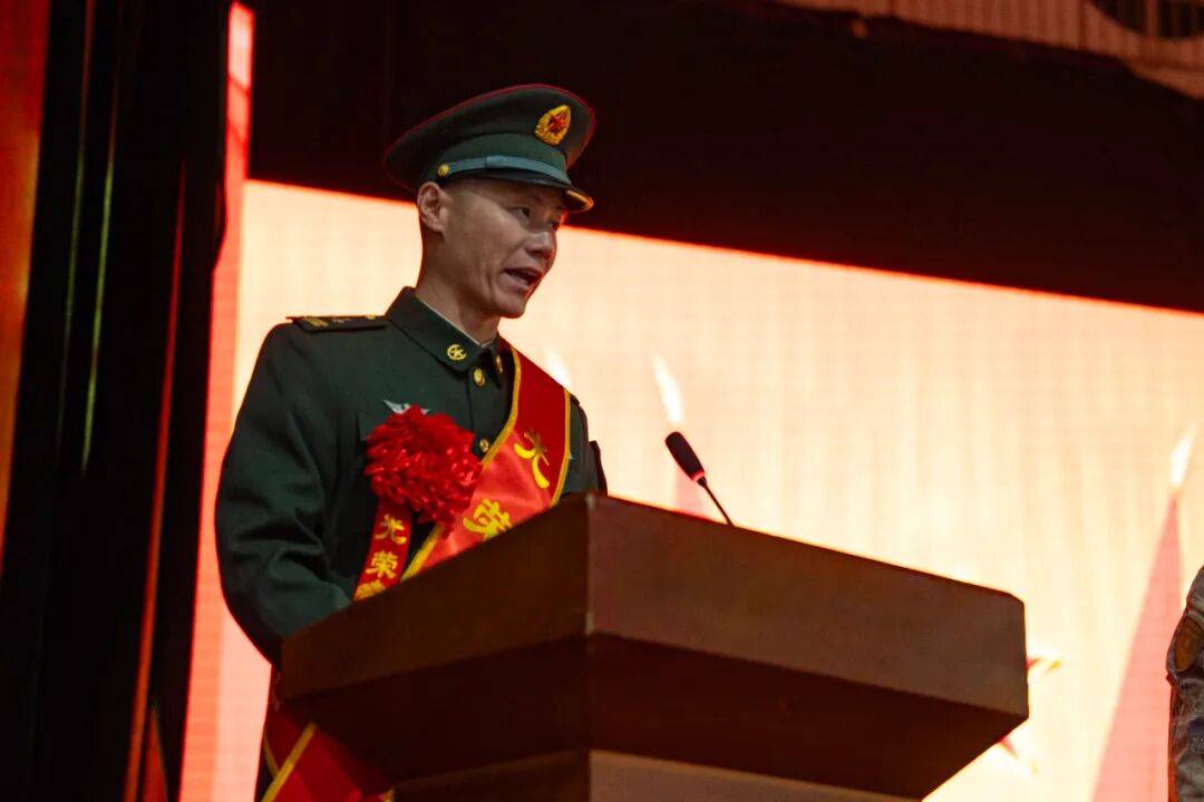 向军旗告别！中部战区部队隆重举行冬季士兵退役仪式