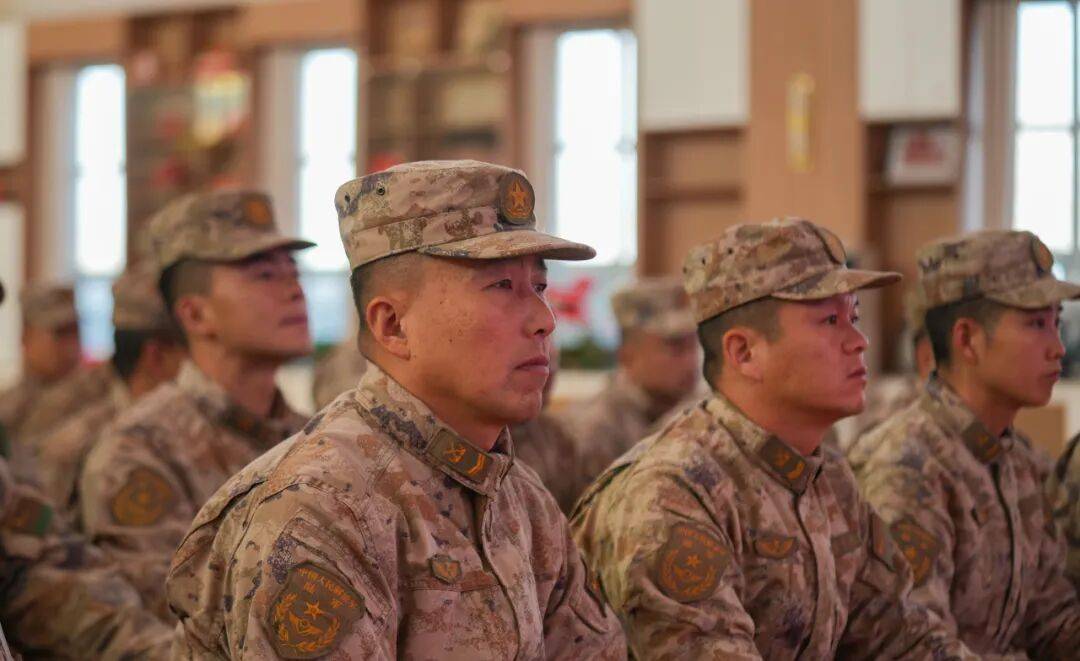 向军旗告别！中部战区部队隆重举行冬季士兵退役仪式