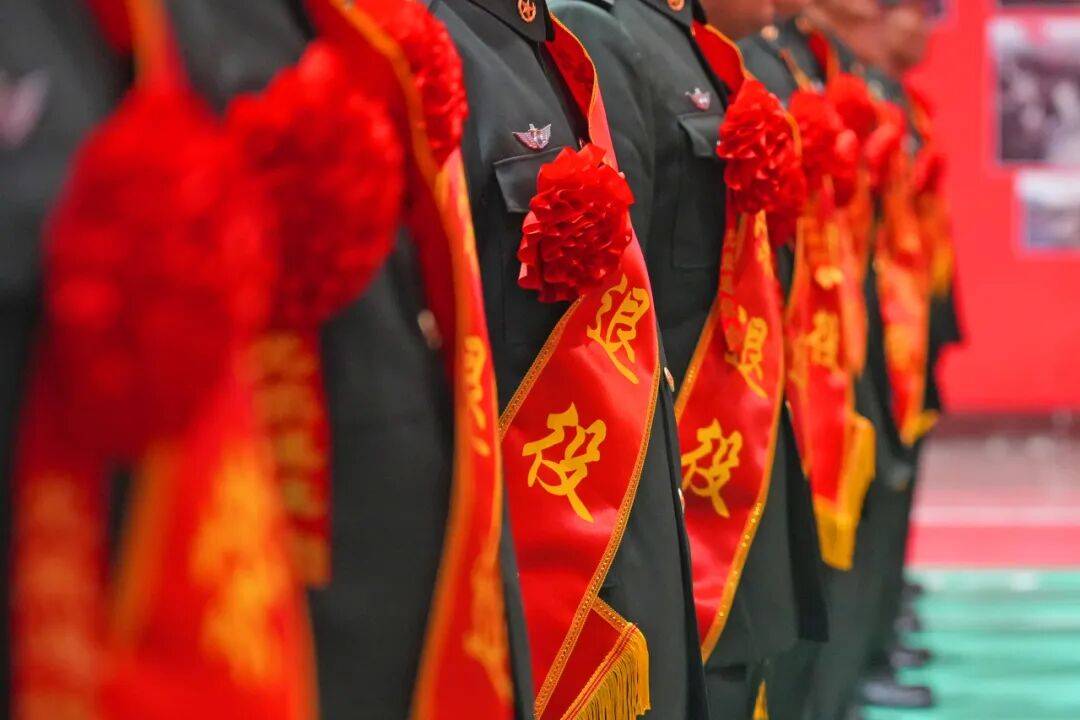 向军旗告别！中部战区部队隆重举行冬季士兵退役仪式