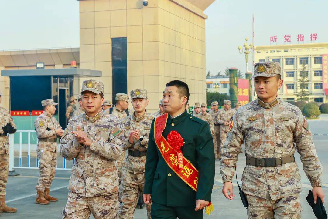 向军旗告别！中部战区部队隆重举行冬季士兵退役仪式