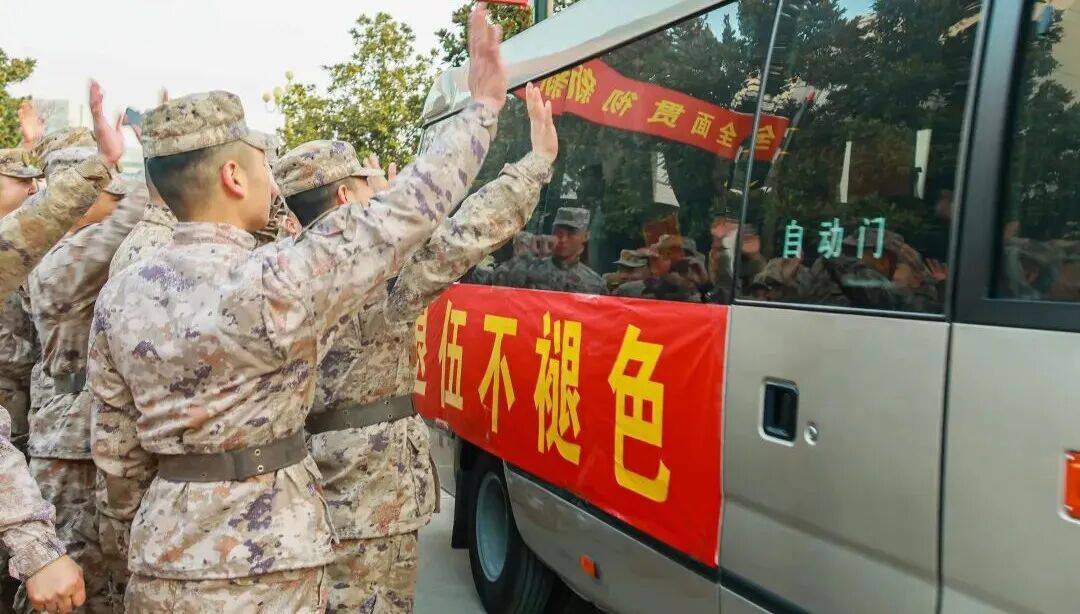 向军旗告别！中部战区部队隆重举行冬季士兵退役仪式