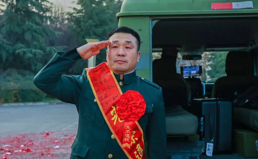 向军旗告别！中部战区部队隆重举行冬季士兵退役仪式