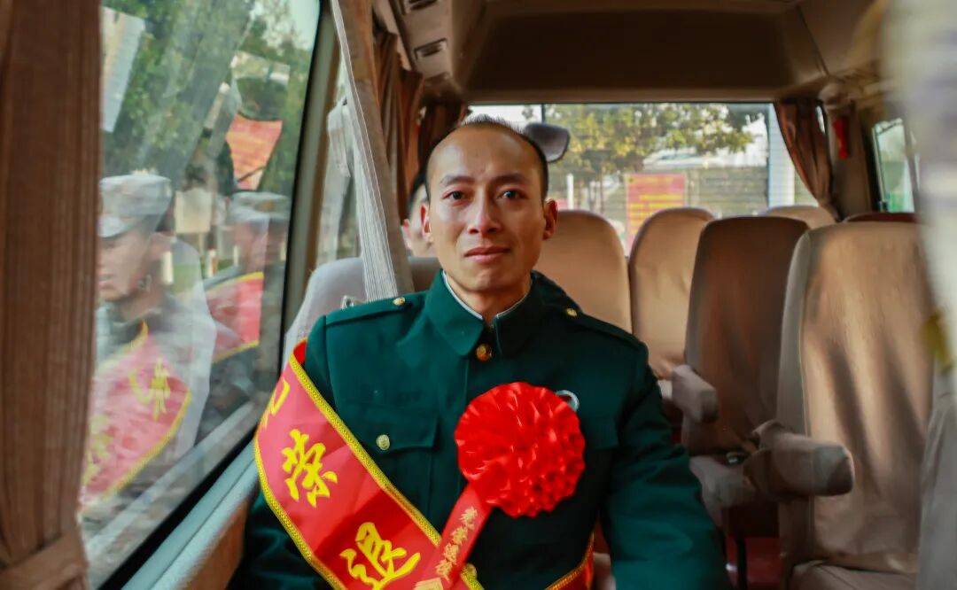 向军旗告别！中部战区部队隆重举行冬季士兵退役仪式