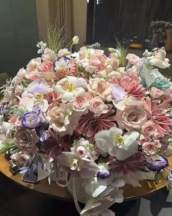 男子包了13140元的现金花束，结果女友报警了……