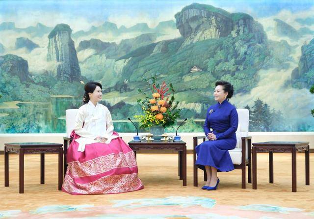彭丽媛同韩国总统夫人金惠景茶叙
