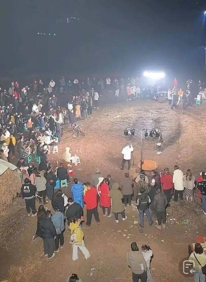 女子不会杀猪网上求助，上千网友驱车来帮忙！10万人在线围观…