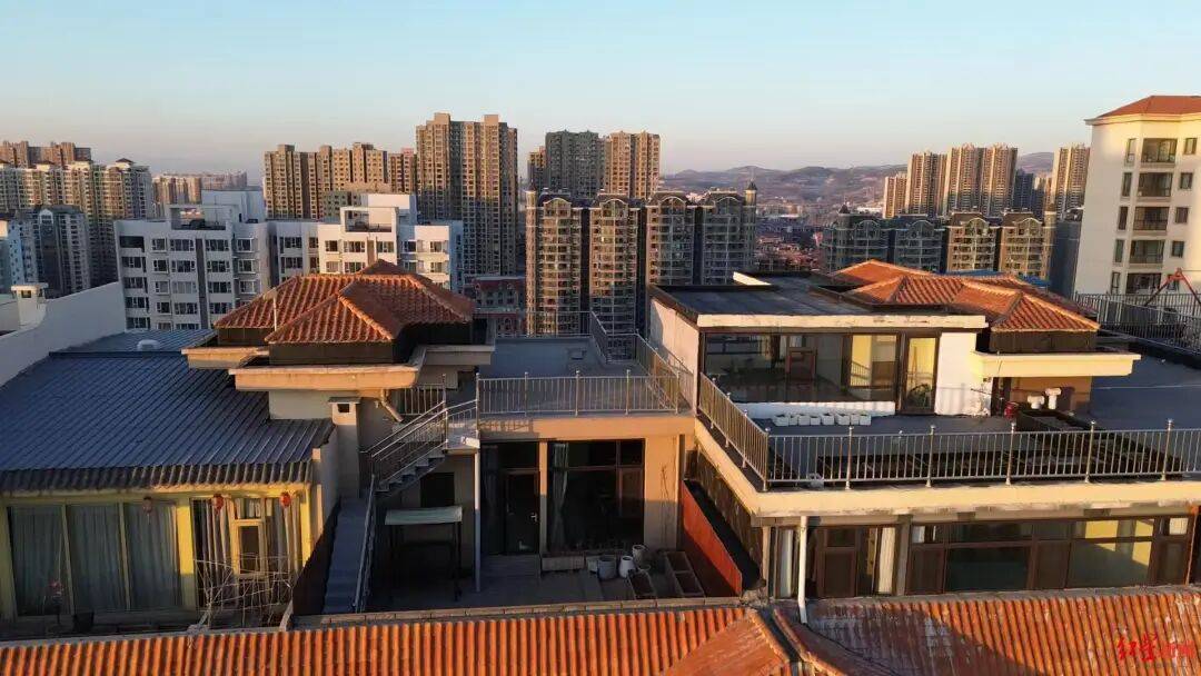 山西一小区被曝多个顶楼住户违规加盖房屋：有的甚至修建成阁楼，致几十户房子墙面裂缝