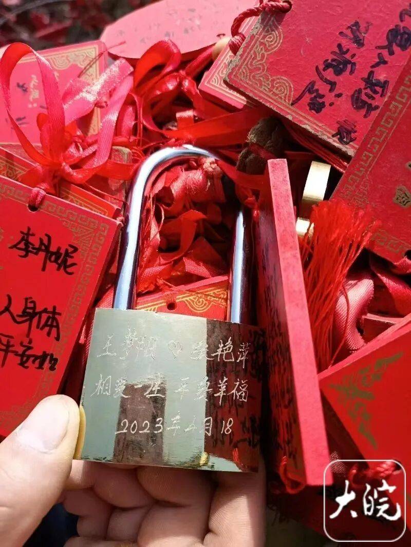 女子在河南老君山随手拍下3年前的同心锁发上网，并问“你们俩有小孩了没”；没想到锁的主人竟现身评论区：我们已有可爱宝宝