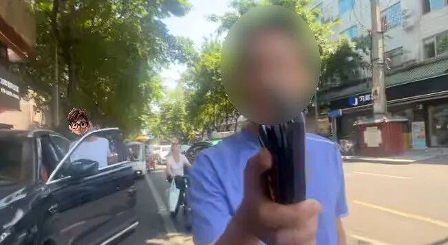 仅凭印着警徽、带警察字样的证件套，冒充交警上岗执法，声称整片路段全归自己管，这个“戏精”被行政拘留
