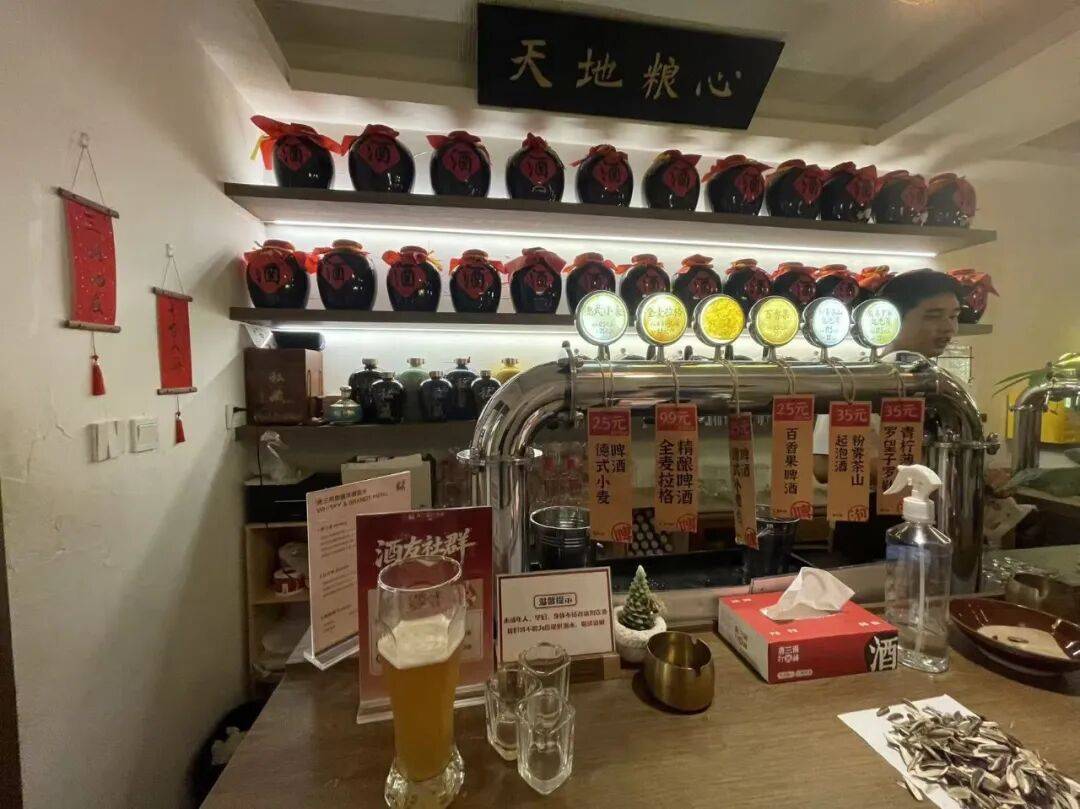 美团、蜜雪等巨头杀入！记者实探打酒铺：月入4万元才能活下去，千亿散酒江湖“大逃杀”开启？