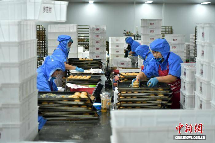 中秋将至 河北石家庄“月饼村”生产销售忙